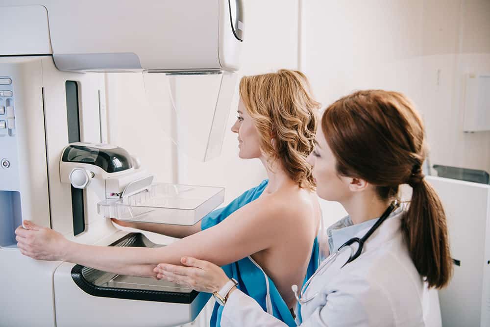 40歲以上的女性，乳癌病發率比年輕女性高，因此這個年齡層的女性有需要在醫生的評估下，可考慮定期進行合適的乳房檢查。