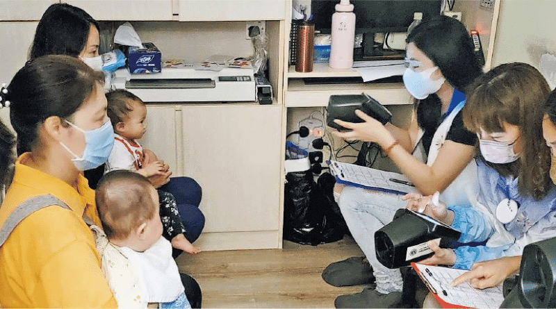 香港兒童視力篩查及教育中心（VSEC）為全港2至5歲幼童免費在校檢查視力，檢測員（右）會直接到訪幼兒中心及幼稚園，以視力篩查儀為幼童檢查雙眼協調及評估屈光問題。（VSEC提供）