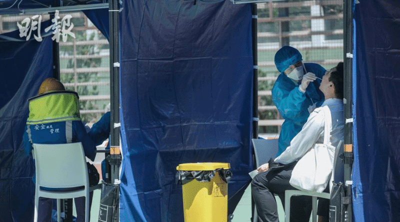 市民在東涌北公園七人硬地足球場的流動採樣站接受檢測。（馮凱鍵攝，明報資料圖片）
