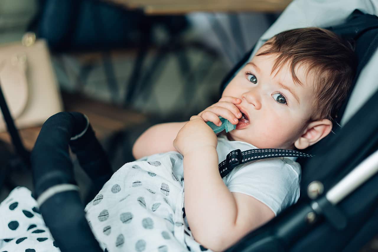 若經常讓初生嬰兒坐在BB車、搖搖椅、跳跳椅等「嬰兒容器」上，有機會令他們出現發展遲緩等問題，即「容器嬰兒綜合症」。