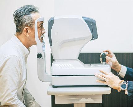 眼睛檢查——年長人士應定期做視力及眼壓檢查，及早找出眼睛病變，適時醫治。（設計圖片，Edwin Tan@iStockphoto）