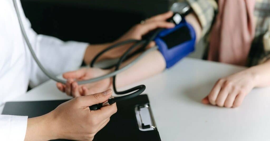 根據美國心臟病學會及美國心臟協會（ACC/AHA）最新指引，理想血壓為上壓少於120mmHg，下壓低於80mmHg，恆常量血壓可有效監察血壓水平。（網上圖片）