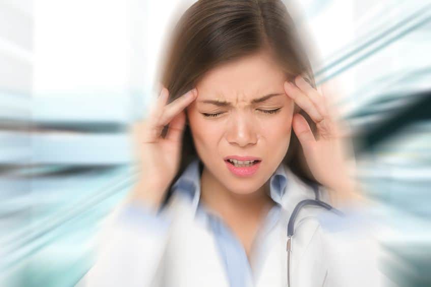 【偏頭痛】發作時單側頭痛如受重擊 惡心嘔吐怕光怕聲 中醫：臟腑失調 按穴飲食調養減發作